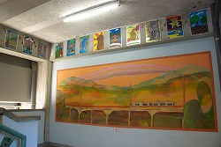 (写真1)篠栗町のJR3駅に篠栗町の伝統文化に関する絵を飾る
