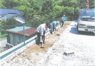 若杉公民館花壇設置写真1