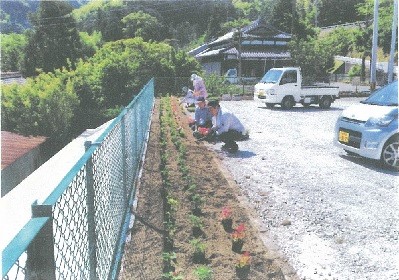 若杉公民館花壇設置2