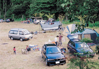 若杉楽園キャンプ場でキャンプを楽しむ数組の人々の写真